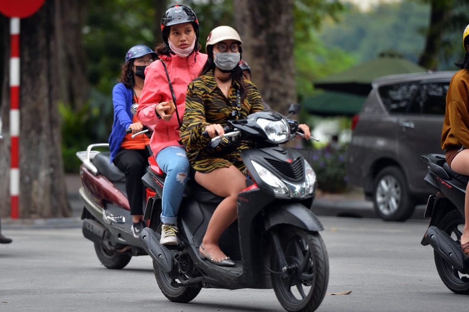 Người Hà Nội khăn len áo ấm trong gió lạnh đầu mùa - 6