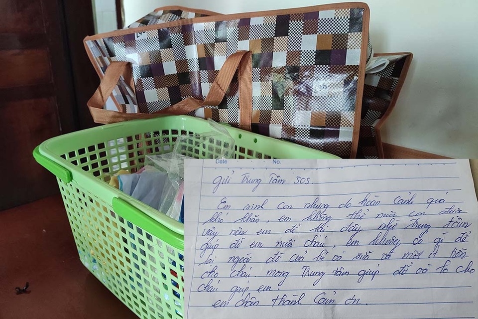 Mẹ bỏ con sơ sinh trước cổng làng trẻ SOS, nhấn còi liên tục để có người ra nhận - 1 Mẹ bỏ con sơ sinh trước cổng làng trẻ SOS, nhấn còi liên tục để có người ra nhận - 1