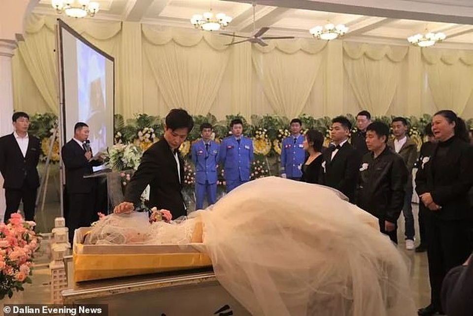 Xúc động đám cưới kiêm tang lễ của cô dâu bị ung thư - 1 Xúc động đám cưới kiêm tang lễ của cô dâu bị ung thư - 1