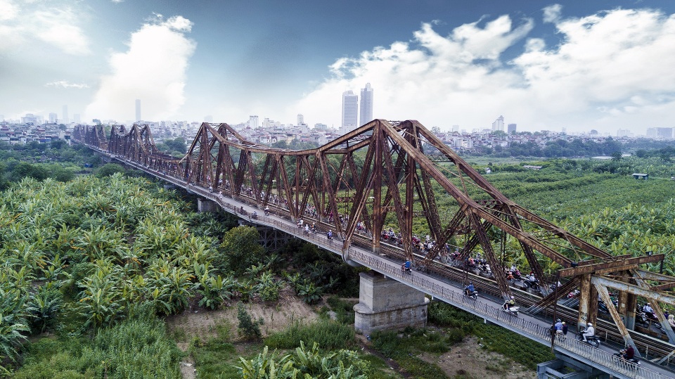 Phố đường tàu đóng cửa, khách du lịch đổ xô ra cầu Long Biên chụp ảnh - 1 Phố đường tàu đóng cửa, khách du lịch đổ xô ra cầu Long Biên chụp ảnh - 1