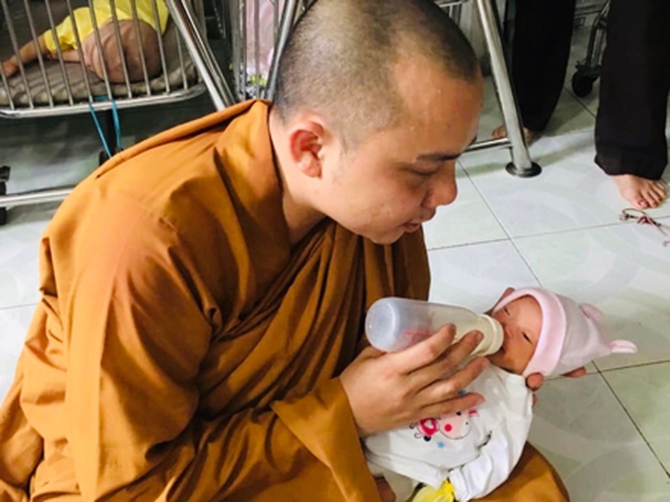 200 đứa trẻ họ Hồ lớn lên trong vòng tay của thầy trụ trì chùa Hồng Quang - 7 200 đứa trẻ họ Hồ lớn lên trong vòng tay của thầy trụ trì chùa Hồng Quang - 7