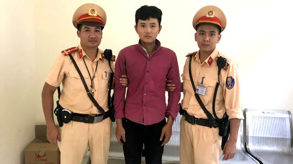 Hà Nội: Cảnh sát giao thông quật ngã thanh niên vờ mua điện thoại rồi cướp - 1 Hà Nội: Cảnh sát giao thông quật ngã thanh niên vờ mua điện thoại rồi cướp - 1