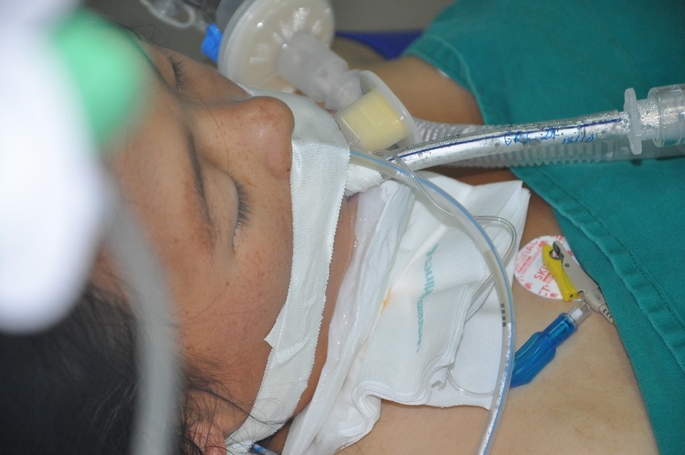 Sản phụ nguy kịch từ Mù Cang Chải về Hà Nội nhập viện có 500 nghìn đồng - 2 Sản phụ nguy kịch từ Mù Cang Chải về Hà Nội nhập viện có 500 nghìn đồng - 2