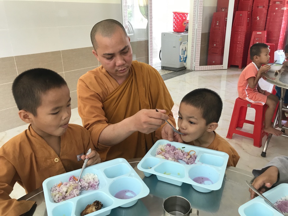 200 đứa trẻ họ Hồ lớn lên trong vòng tay của thầy trụ trì chùa Hồng Quang - 3 200 đứa trẻ họ Hồ lớn lên trong vòng tay của thầy trụ trì chùa Hồng Quang - 3