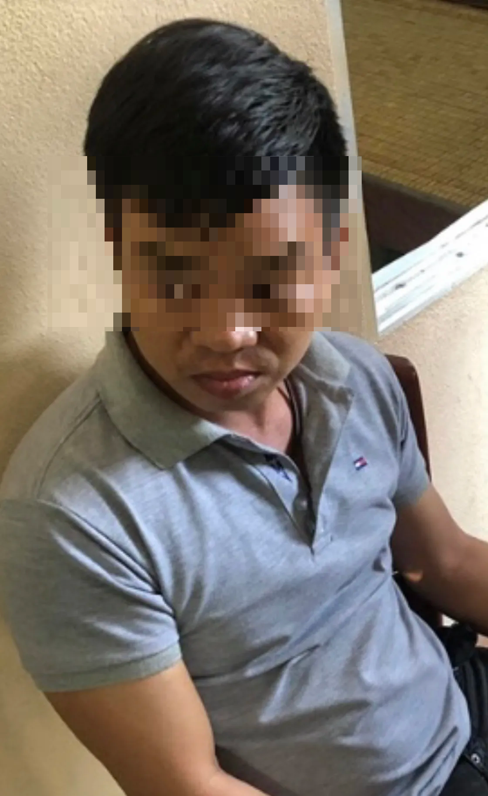 Thanh niên lạ nghi lẻn vào trường lừa lấy dây chuyền của học sinh - 1 Thanh niên lạ nghi lẻn vào trường lừa lấy dây chuyền của học sinh - 1