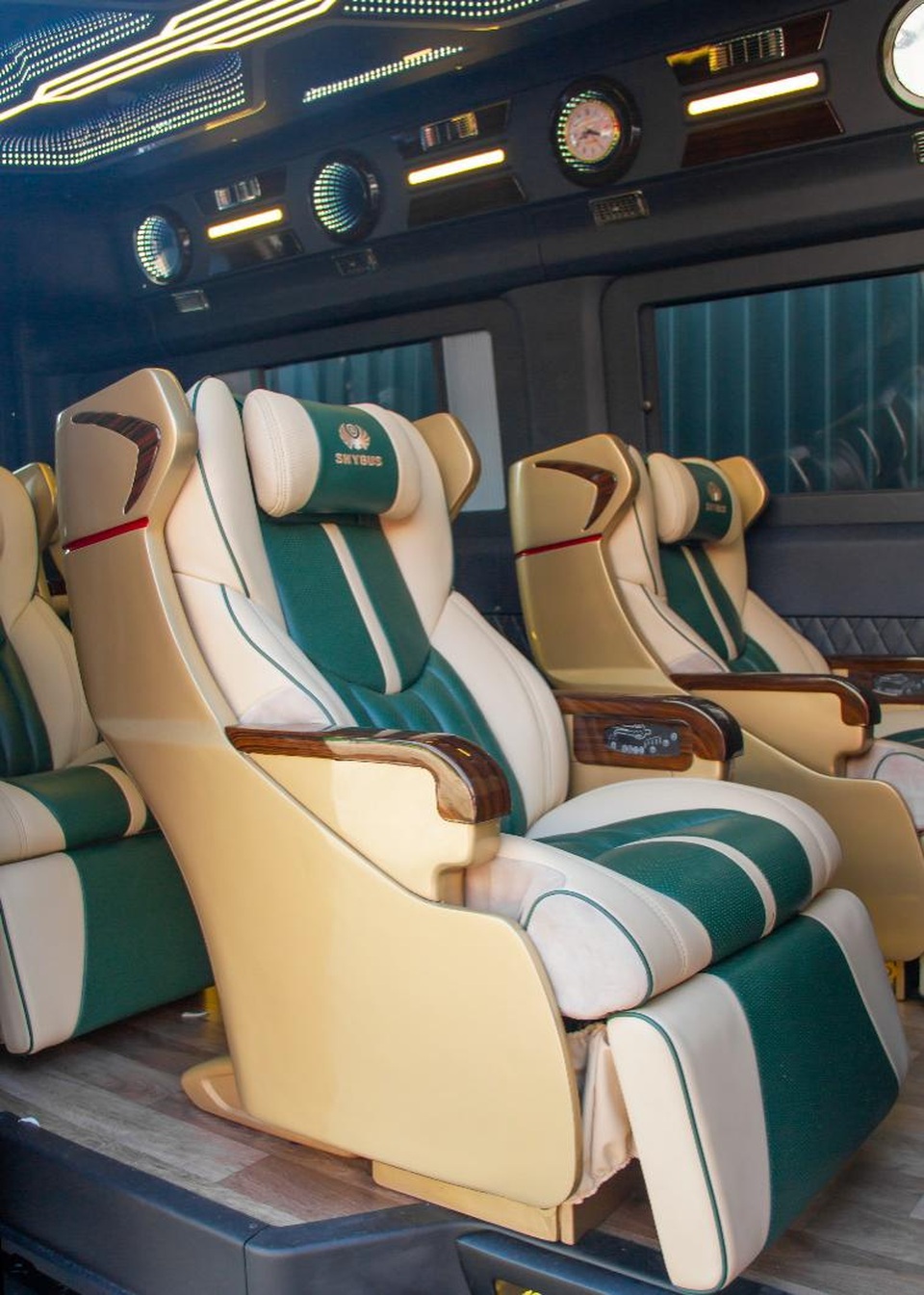 Khai trương tưng bừng Limousine 9 ghế boeing siêu xịn du lịch Sài Gòn – Vũng Tàu - 2 Khai trương tưng bừng Limousine 9 ghế boeing siêu xịn du lịch Sài Gòn – Vũng Tàu - 2