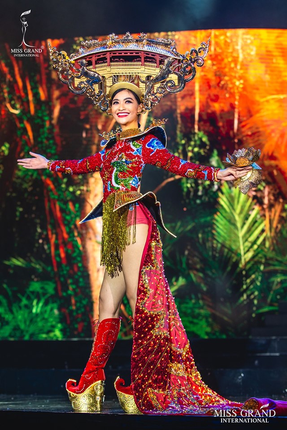 Việt Nam lọt top 20 bộ trang phục dân tộc đẹp nhất Hoa hậu hoà bình quốc tế 2019 - 1 Việt Nam lọt top 20 bộ trang phục dân tộc đẹp nhất Hoa hậu hoà bình quốc tế 2019 - 1