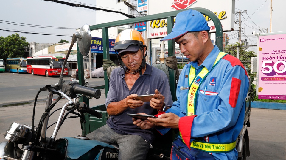 Không dùng tiền mặt khi đổ xăng sẽ thuận tiện hơn? - 1 Không dùng tiền mặt khi đổ xăng sẽ thuận tiện hơn? - 1