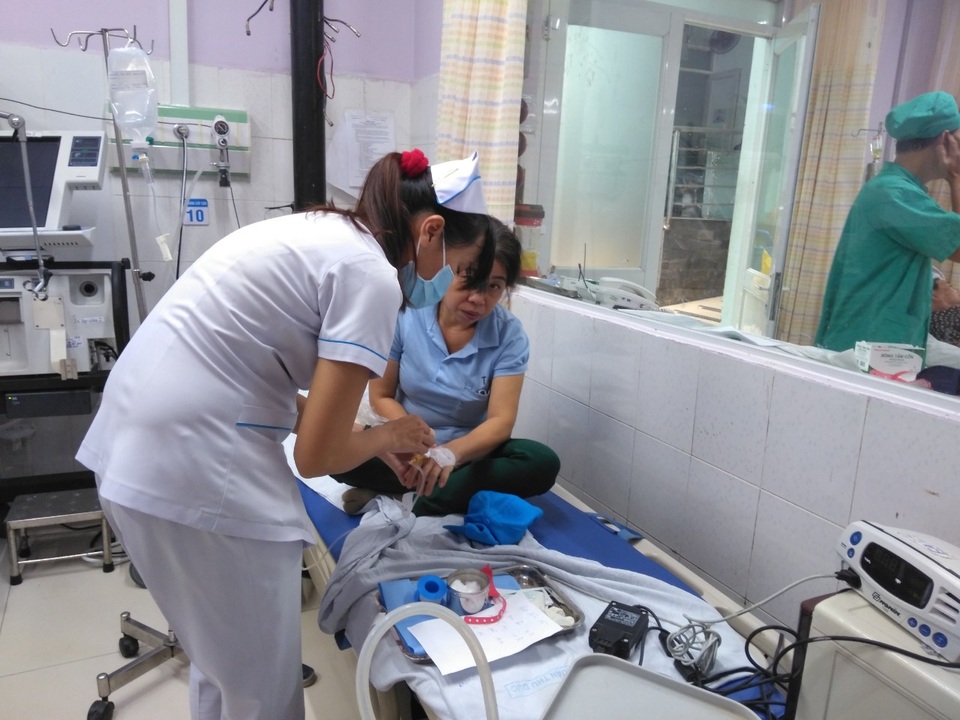 Hàng loạt công nhân nhập viện nghi ngộ độc thực phẩm - 4 Hàng loạt công nhân nhập viện nghi ngộ độc thực phẩm - 4