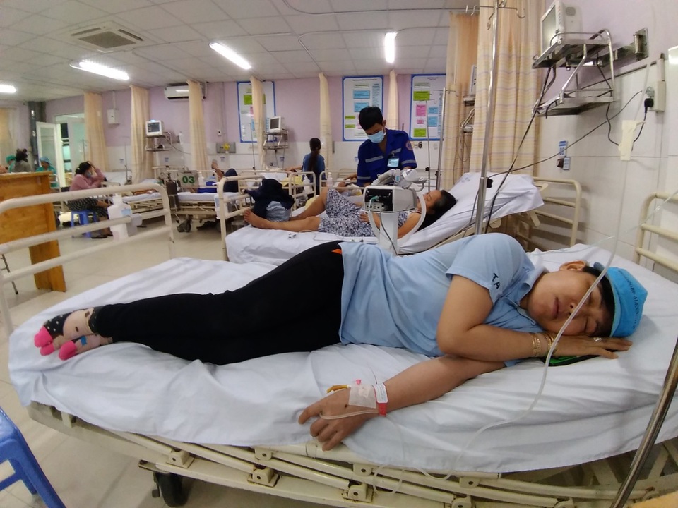 Hàng loạt công nhân nhập viện nghi ngộ độc thực phẩm - 2 Hàng loạt công nhân nhập viện nghi ngộ độc thực phẩm - 2