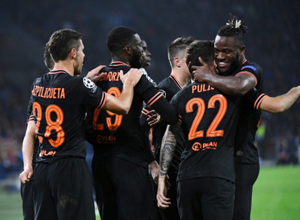 Người hâm mộ phát cuồng với bộ đôi “siêu anh hùng” của Chelsea - 2