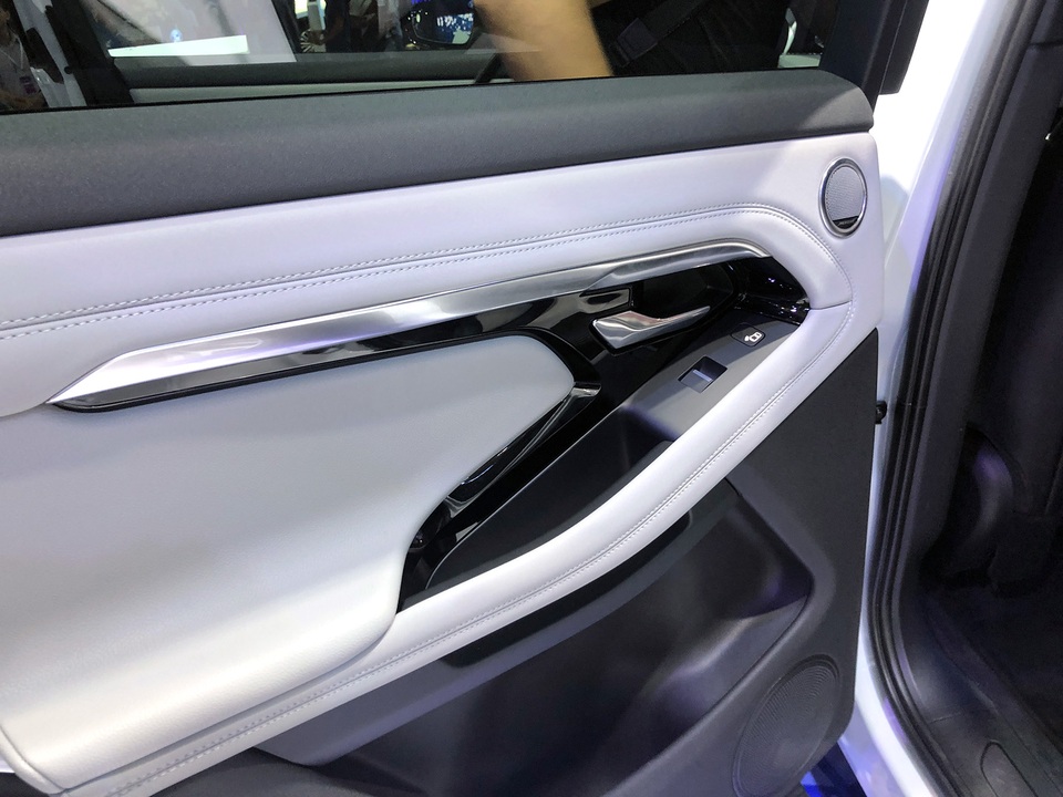 Land Rover có nhà phân phối mới, chính thức giới thiệu Evoque thế hệ thứ 2 - 5 Land Rover có nhà phân phối mới, chính thức giới thiệu Evoque thế hệ thứ 2 - 5