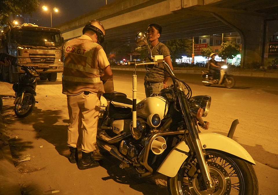 Bị CSGT kiểm tra, hàng loạt tài xế xe quá tải gọi điện cho người thân - 12 Bị CSGT kiểm tra, hàng loạt tài xế xe quá tải gọi điện cho người thân - 12