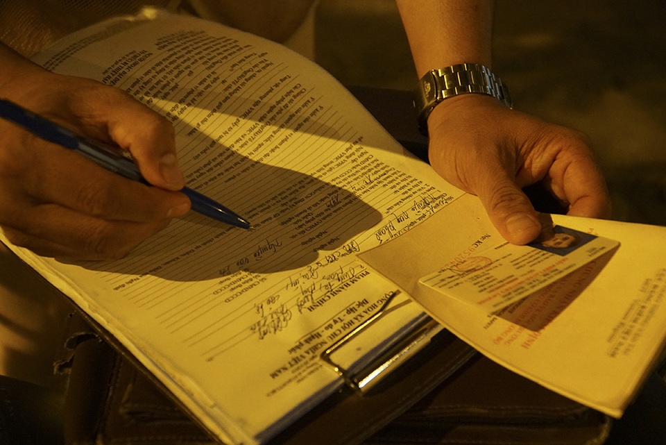 Bị CSGT kiểm tra, hàng loạt tài xế xe quá tải gọi điện cho người thân - 10 Bị CSGT kiểm tra, hàng loạt tài xế xe quá tải gọi điện cho người thân - 10