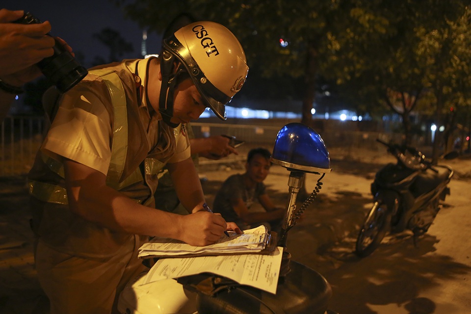 Bị CSGT kiểm tra, hàng loạt tài xế xe quá tải gọi điện cho người thân - 11 Bị CSGT kiểm tra, hàng loạt tài xế xe quá tải gọi điện cho người thân - 11