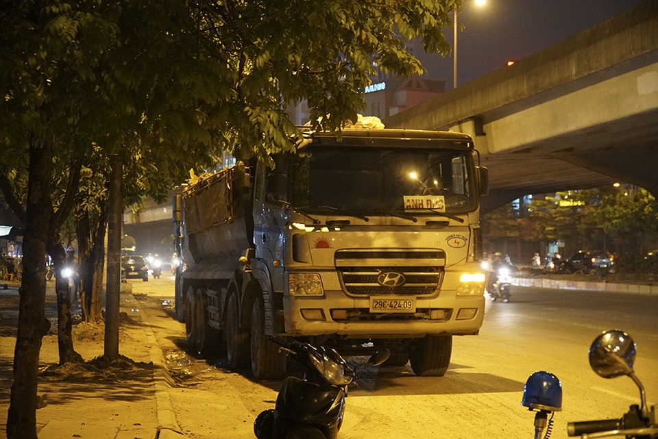 Bị CSGT kiểm tra, hàng loạt tài xế xe quá tải gọi điện cho người thân - 5 Bị CSGT kiểm tra, hàng loạt tài xế xe quá tải gọi điện cho người thân - 5