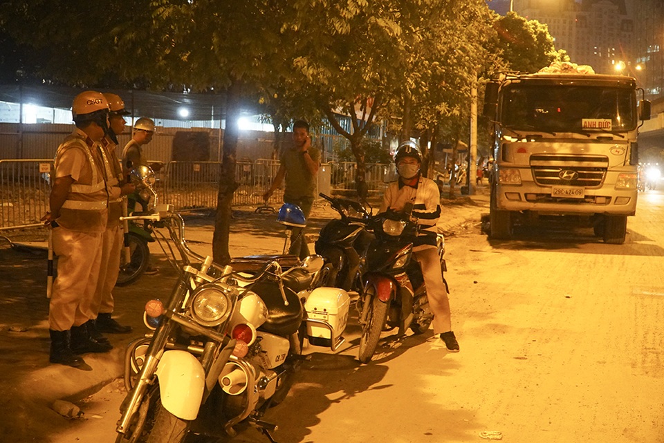 Bị CSGT kiểm tra, hàng loạt tài xế xe quá tải gọi điện cho người thân - 2 Bị CSGT kiểm tra, hàng loạt tài xế xe quá tải gọi điện cho người thân - 2