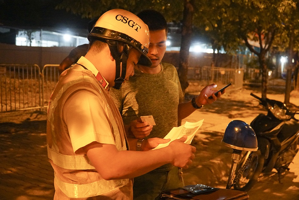 Bị CSGT kiểm tra, hàng loạt tài xế xe quá tải gọi điện cho người thân - 4 Bị CSGT kiểm tra, hàng loạt tài xế xe quá tải gọi điện cho người thân - 4