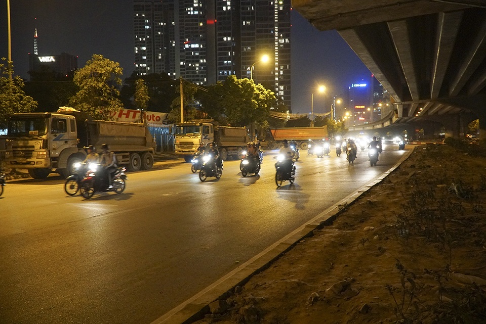 Bị CSGT kiểm tra, hàng loạt tài xế xe quá tải gọi điện cho người thân - 1 Bị CSGT kiểm tra, hàng loạt tài xế xe quá tải gọi điện cho người thân - 1