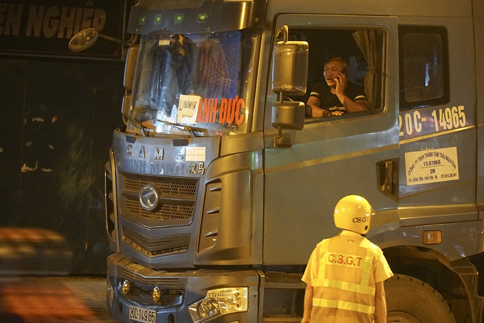 Bị CSGT kiểm tra, hàng loạt tài xế xe quá tải gọi điện cho người thân - 3 Bị CSGT kiểm tra, hàng loạt tài xế xe quá tải gọi điện cho người thân - 3