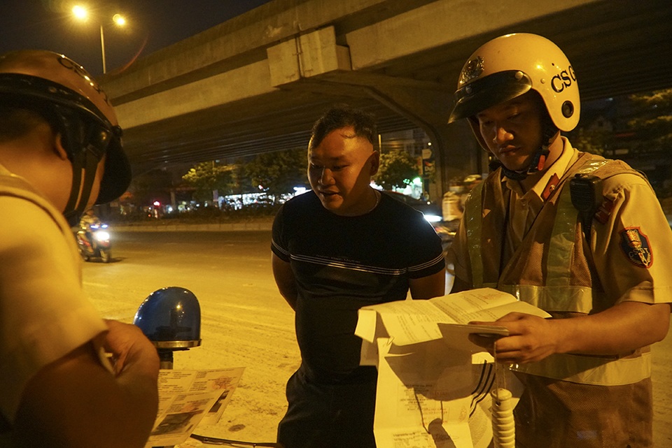 Bị CSGT kiểm tra, hàng loạt tài xế xe quá tải gọi điện cho người thân - 7 Bị CSGT kiểm tra, hàng loạt tài xế xe quá tải gọi điện cho người thân - 7