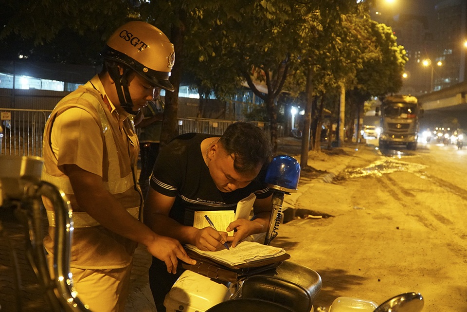 Bị CSGT kiểm tra, hàng loạt tài xế xe quá tải gọi điện cho người thân - 8 Bị CSGT kiểm tra, hàng loạt tài xế xe quá tải gọi điện cho người thân - 8