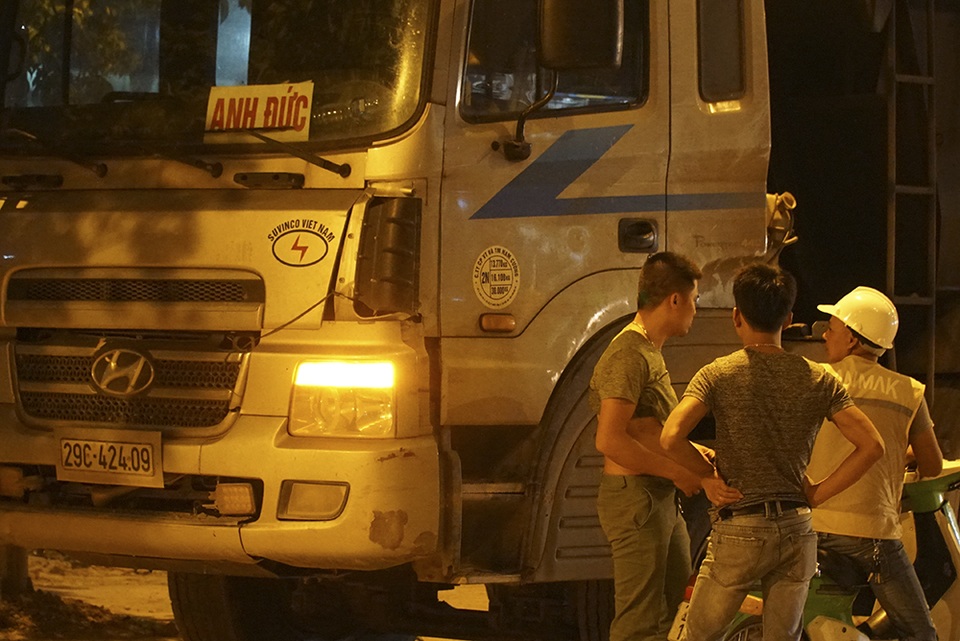 Bị CSGT kiểm tra, hàng loạt tài xế xe quá tải gọi điện cho người thân - 9 Bị CSGT kiểm tra, hàng loạt tài xế xe quá tải gọi điện cho người thân - 9