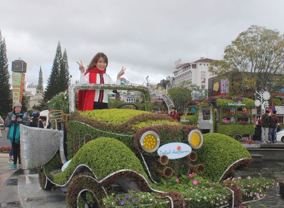 Dàn xe cổ được kết từ hoa gây ấn tượng mạnh cho du khách Dàn xe cổ được kết từ hoa gây ấn tượng mạnh cho du khách (ảnh: Ngọc Hà)