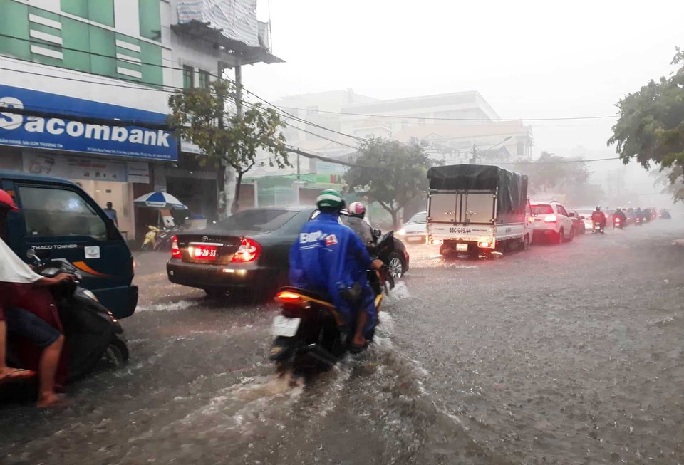 Cần Thơ mưa lớn, nhiều tuyến đường biến thành sông - 6 Cần Thơ mưa lớn, nhiều tuyến đường biến thành sông - 6