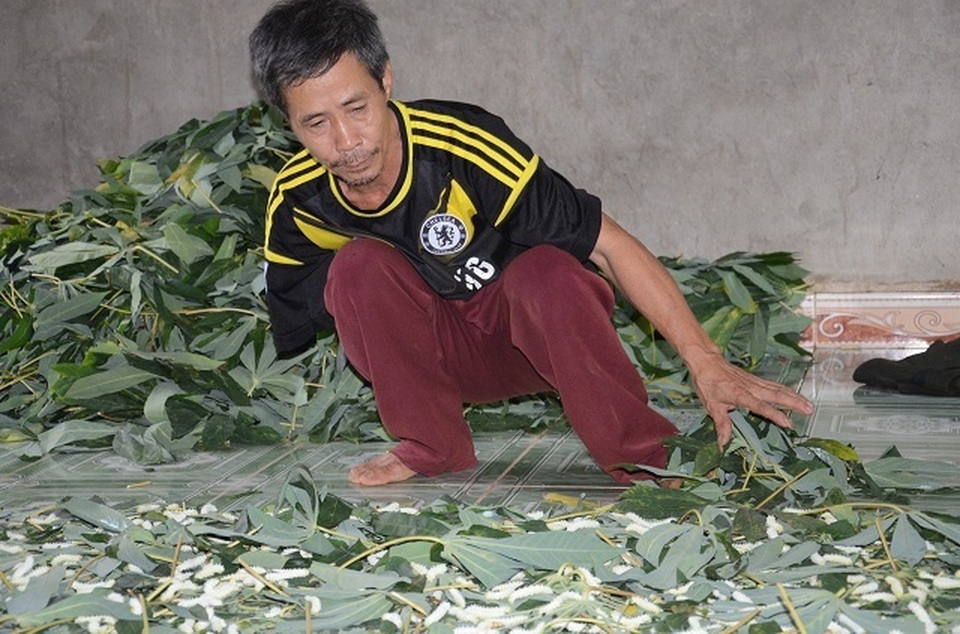 Xót xa cảnh em trai cụt tay chăm chị bại liệt trong nghèo khó - 5 Xót xa cảnh em trai cụt tay chăm chị bại liệt trong nghèo khó - 5