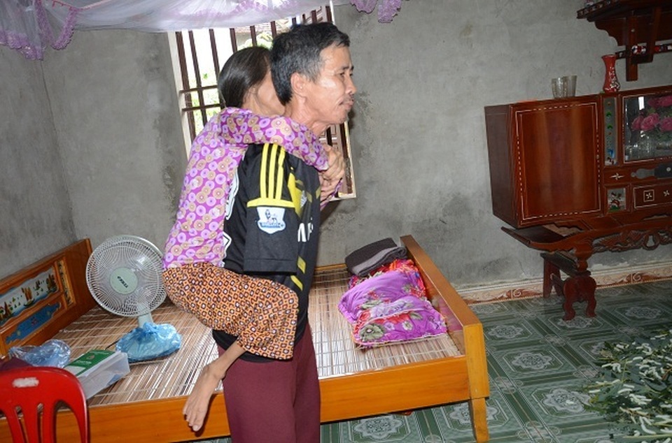 Xót xa cảnh em trai cụt tay chăm chị bại liệt trong nghèo khó - 3 Xót xa cảnh em trai cụt tay chăm chị bại liệt trong nghèo khó - 3