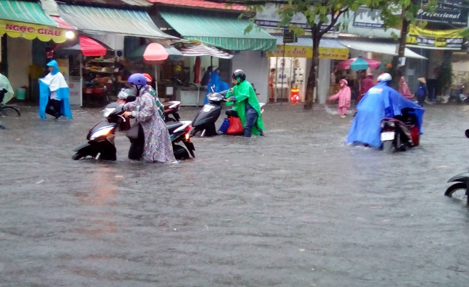 Cần Thơ mưa lớn, nhiều tuyến đường biến thành sông - 1 Cần Thơ mưa lớn, nhiều tuyến đường biến thành sông - 1