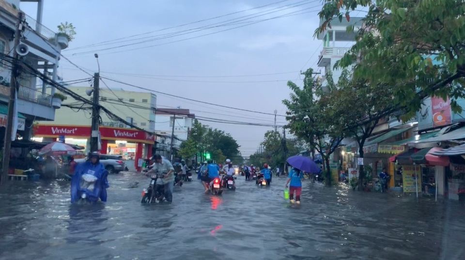 Cần Thơ mưa lớn, nhiều tuyến đường biến thành sông - 5 Cần Thơ mưa lớn, nhiều tuyến đường biến thành sông - 5