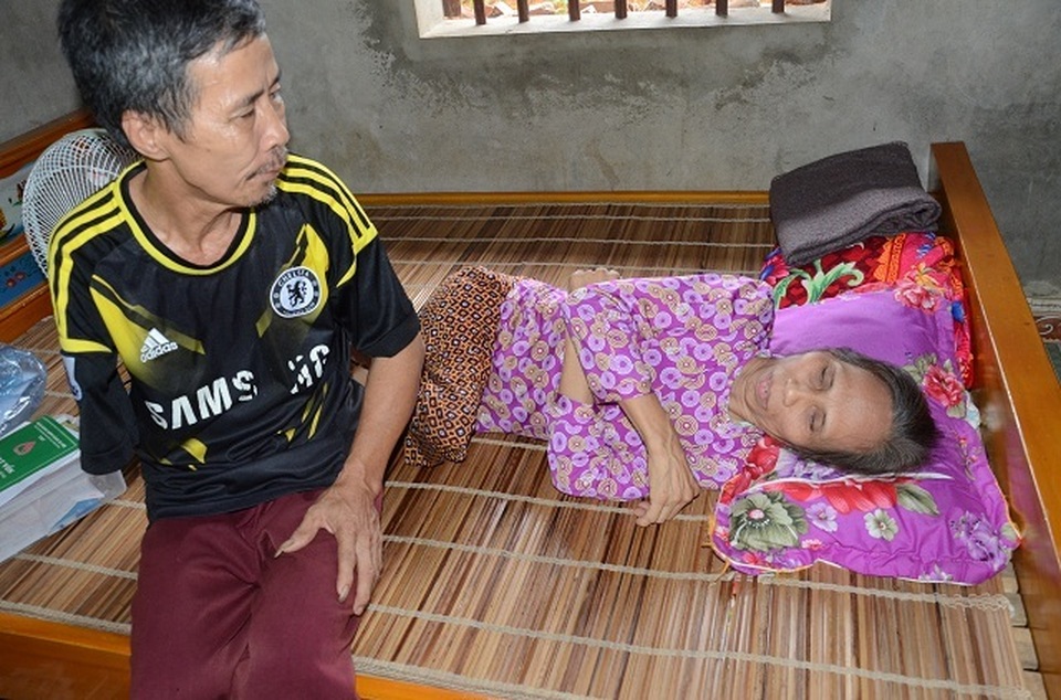 Xót xa cảnh em trai cụt tay chăm chị bại liệt trong nghèo khó - 4 Xót xa cảnh em trai cụt tay chăm chị bại liệt trong nghèo khó - 4