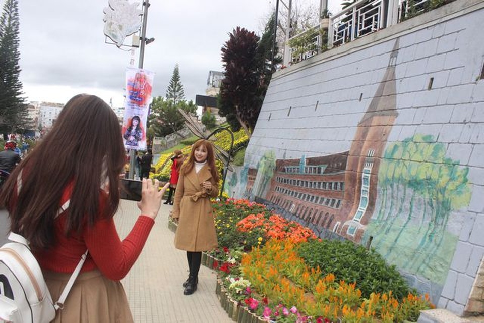 Không gian hoa còn được mở rộng đến các công viên, tiểu cảnh, tuyến phố, khu dân cư, khu điểm du lịch trên địa bàn thành phố Đà Lạt và vùng phụ cận với sự tham gia, đồng hành tích cực từ các doanh nghiệp, tổ chức và từng hộ gia đình. Không gian hoa còn được mở rộng đến các công viên, tiểu cảnh, tuyến phố, khu dân cư, khu điểm du lịch trên địa bàn thành phố Đà Lạt và vùng phụ cận với sự tham gia, đồng hành tích cực từ các doanh nghiệp, tổ chức và từng hộ gia đình.(ảnh: Ngọc Hà)