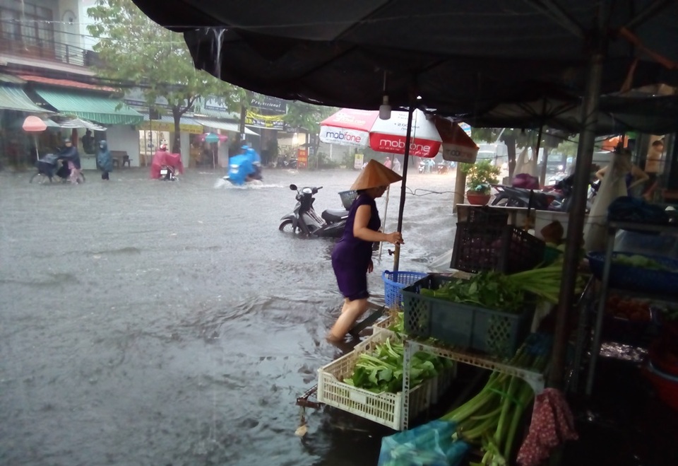 Cần Thơ mưa lớn, nhiều tuyến đường biến thành sông - 3 Cần Thơ mưa lớn, nhiều tuyến đường biến thành sông - 3