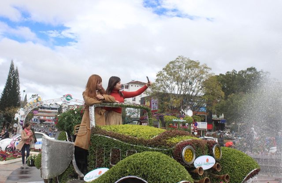 Được đặt ngay đài phun nước giữa Trung tâm TP Đà Lạt, những chiếc xe hoa này khiến nhiều người đi qua phải nán lại check- in. Được đặt ngay đài phun nước giữa Trung tâm TP Đà Lạt, những chiếc xe hoa này khiến nhiều người đi qua phải nán lại check- in.(ảnh: Ngọc Hà)