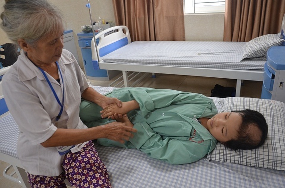 Vượt qua tử thần nơi bệnh viện, 2 bà cháu mạnh tay giúp đỡ hoàn cảnh khó khăn - 2 Vượt qua tử thần nơi bệnh viện, 2 bà cháu mạnh tay giúp đỡ hoàn cảnh khó khăn - 2
