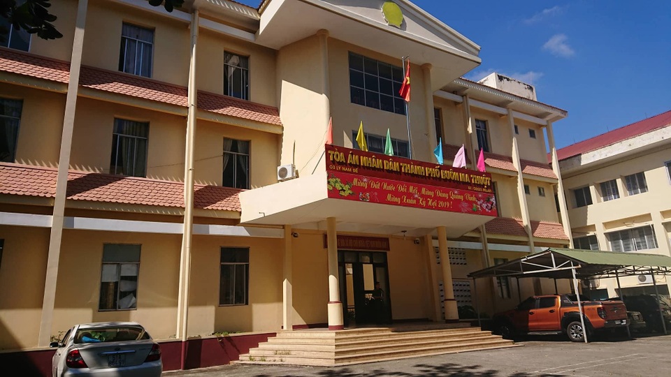 Vụ nữ kiểm sát viên bị đánh tại tòa: “Vung tay trúng người”? - 1 Vụ nữ kiểm sát viên bị đánh tại tòa: “Vung tay trúng người”? - 1