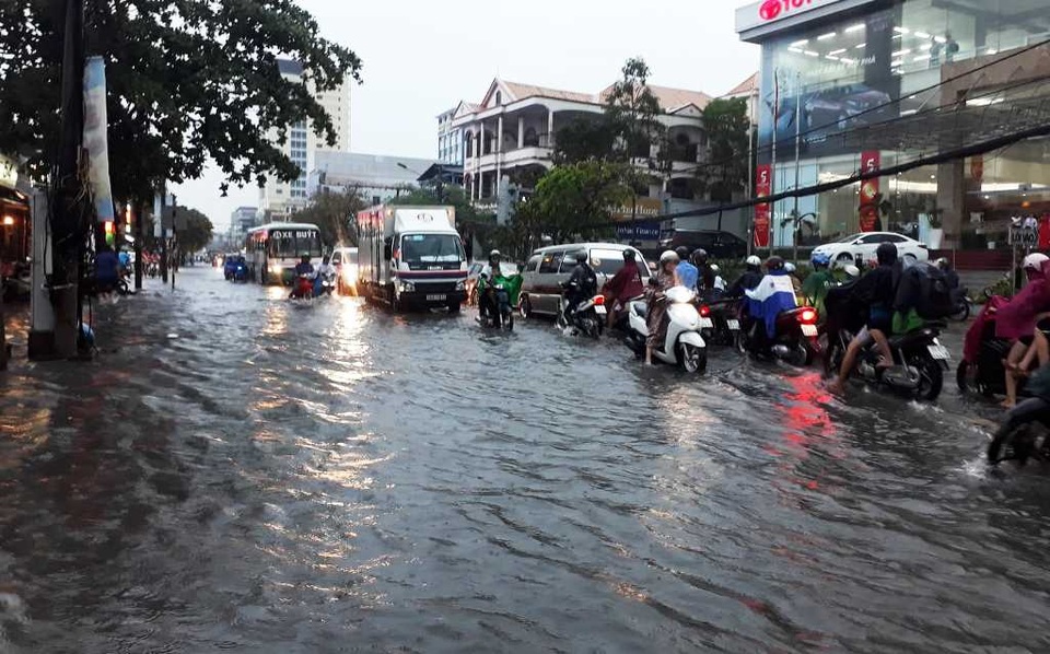 Cần Thơ mưa lớn, nhiều tuyến đường biến thành sông - 2 Cần Thơ mưa lớn, nhiều tuyến đường biến thành sông - 2