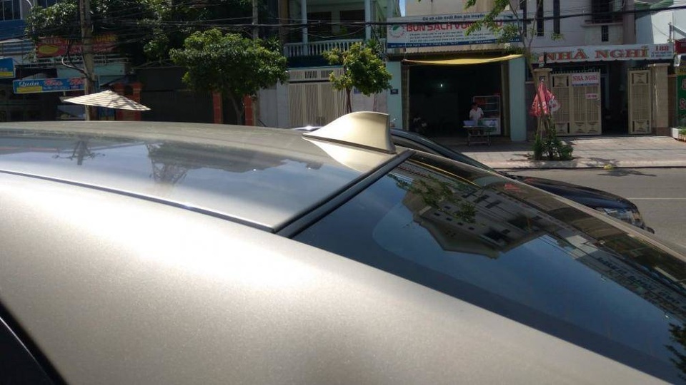 Ăng-ten vây cá mập trên nóc ô tô có công dụng gì? - 2 Ăng-ten vây cá mập trên nóc ô tô có công dụng gì? - 2