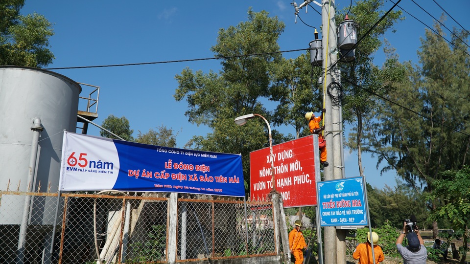 Người dân xã đảo Tiên Hải lần đầu tiên được sử dụng điện lưới quốc gia - 1 Người dân xã đảo Tiên Hải lần đầu tiên được sử dụng điện lưới quốc gia - 1