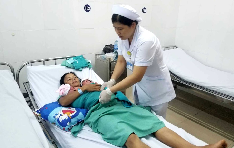 Sản phụ Hồ Thị Hay đang chăm sóc các con của mình vừa sinh thường tại Bệnh viện Đa khoa Quảng Nam Sản phụ sinh ba ở Quảng Nam