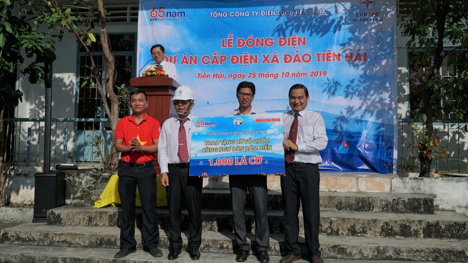 Người dân xã đảo Tiên Hải lần đầu tiên được sử dụng điện lưới quốc gia - 2 Người dân xã đảo Tiên Hải lần đầu tiên được sử dụng điện lưới quốc gia - 2
