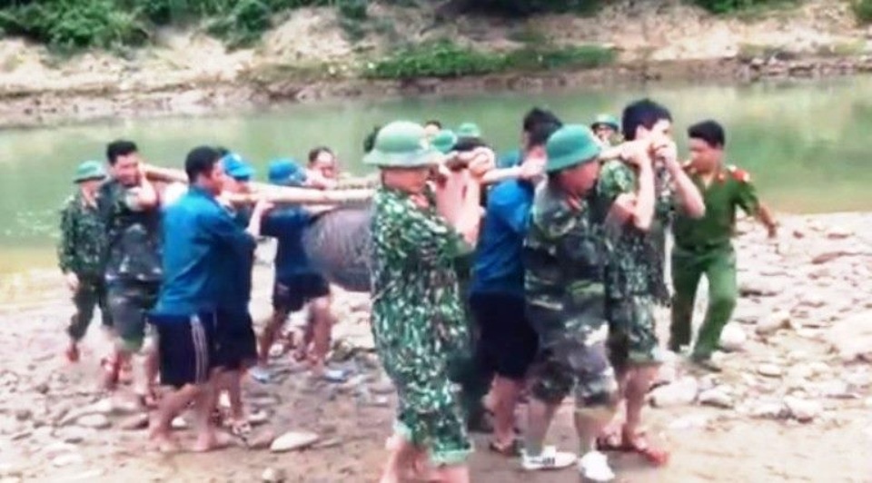 Đi chài cá, phát hiện quả bom “khủng” nặng 300kg - 2