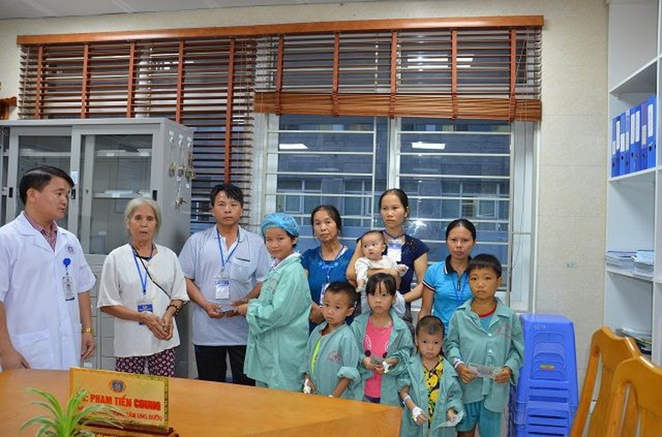 Vượt qua tử thần nơi bệnh viện, 2 bà cháu mạnh tay giúp đỡ hoàn cảnh khó khăn - 6 Vượt qua tử thần nơi bệnh viện, 2 bà cháu mạnh tay giúp đỡ hoàn cảnh khó khăn - 6