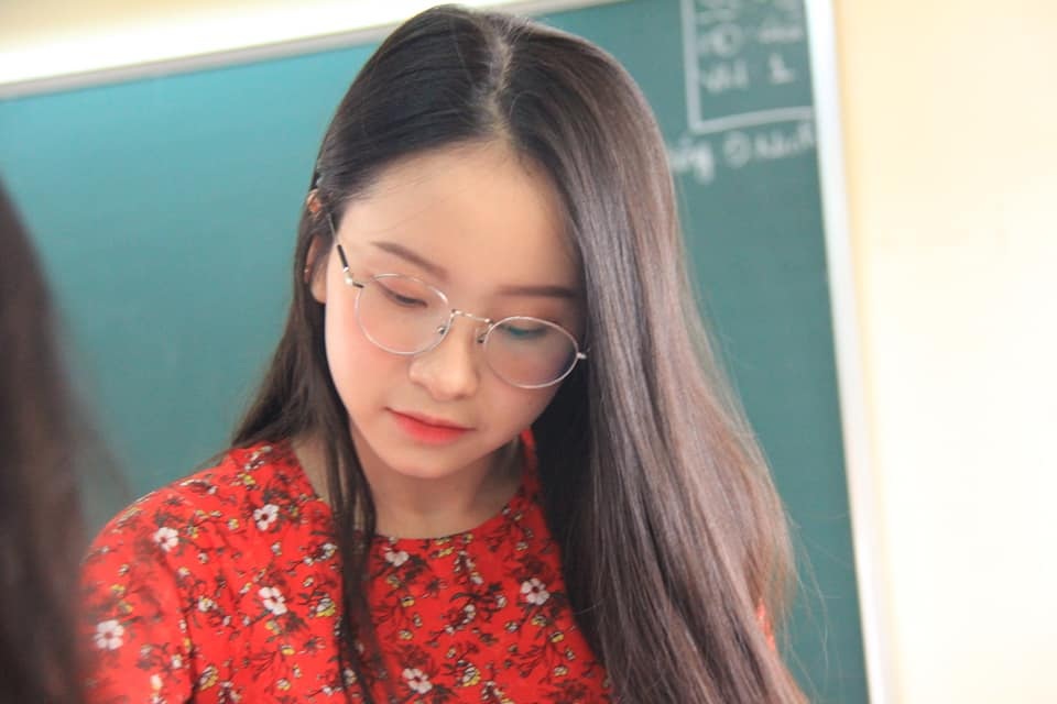 Cô giáo thực tập bất ngờ nổi tiếng với khuôn mặt trẻ như học sinh - 4 Cô giáo thực tập bất ngờ nổi tiếng với khuôn mặt trẻ như học sinh - 4