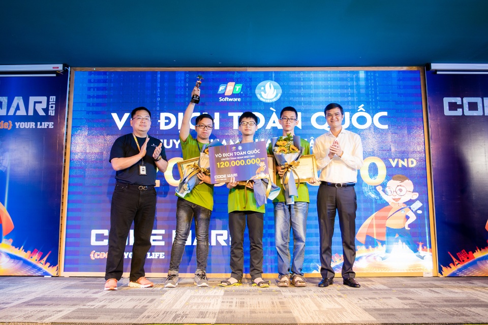 Ba sinh viên năm nhất chiến thắng cuộc thi lập trình lớn nhất Việt Nam - 1 Ba sinh viên năm nhất chiến thắng cuộc thi lập trình lớn nhất Việt Nam - 1