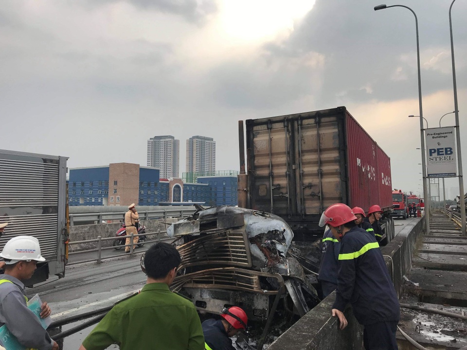 Lửa bao trùm xe đầu kéo, cao tốc cửa ngõ Sài Gòn tê liệt - 2 Lửa bao trùm xe đầu kéo, cao tốc cửa ngõ Sài Gòn tê liệt - 2