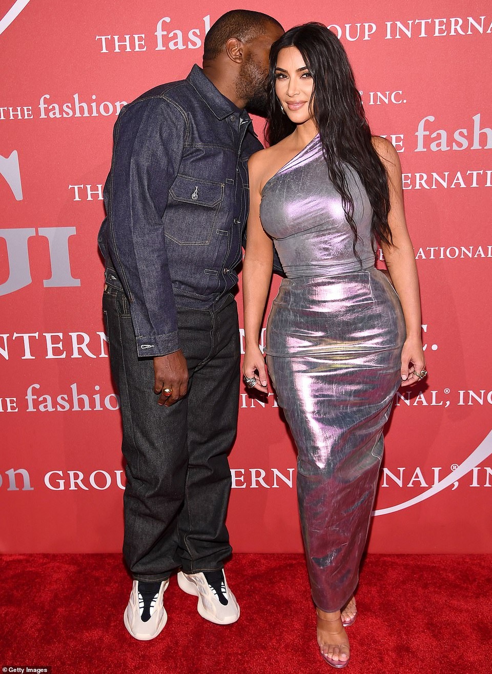 Kim Kardashian hạnh phúc sánh đôi bên chồng - 3